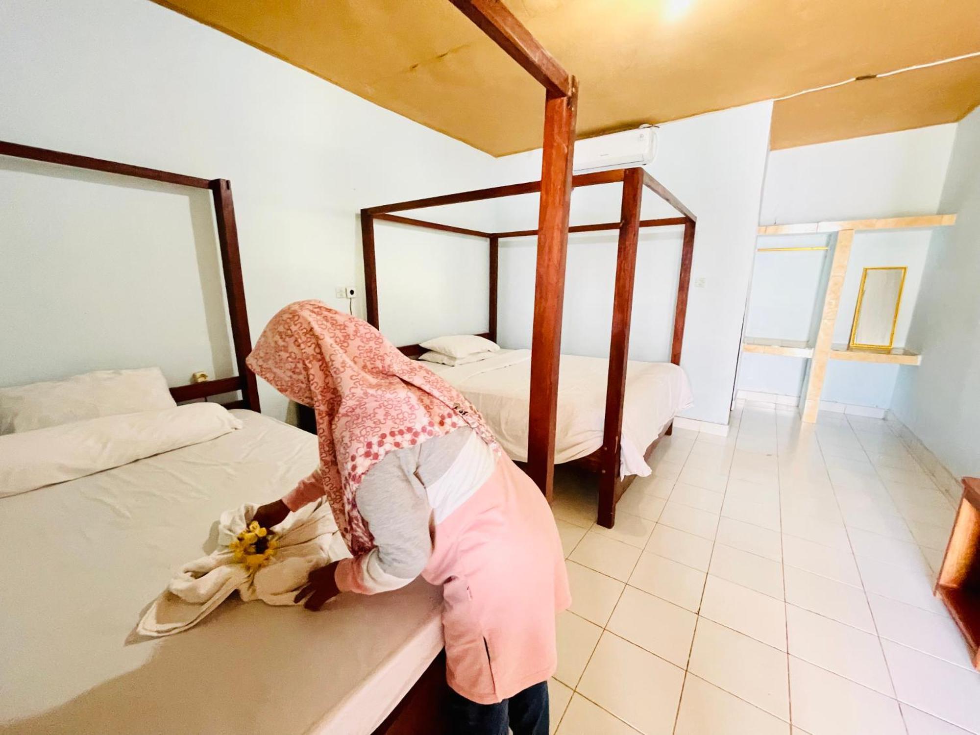 Kurnia Family Homestay & Restaurant! Huu Exterior foto